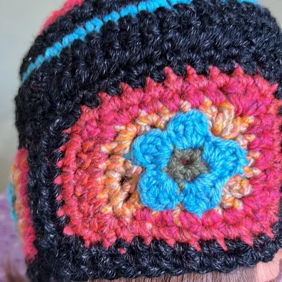 Crochet  flowers  beanie medium acrylic yarn new - Picture 6 of 9